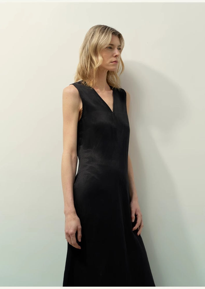 
                  
                    Lightweight and zero-pressure cupro linen textured anti-wrinkle V-neck sleeveless A-line dress
                  
                