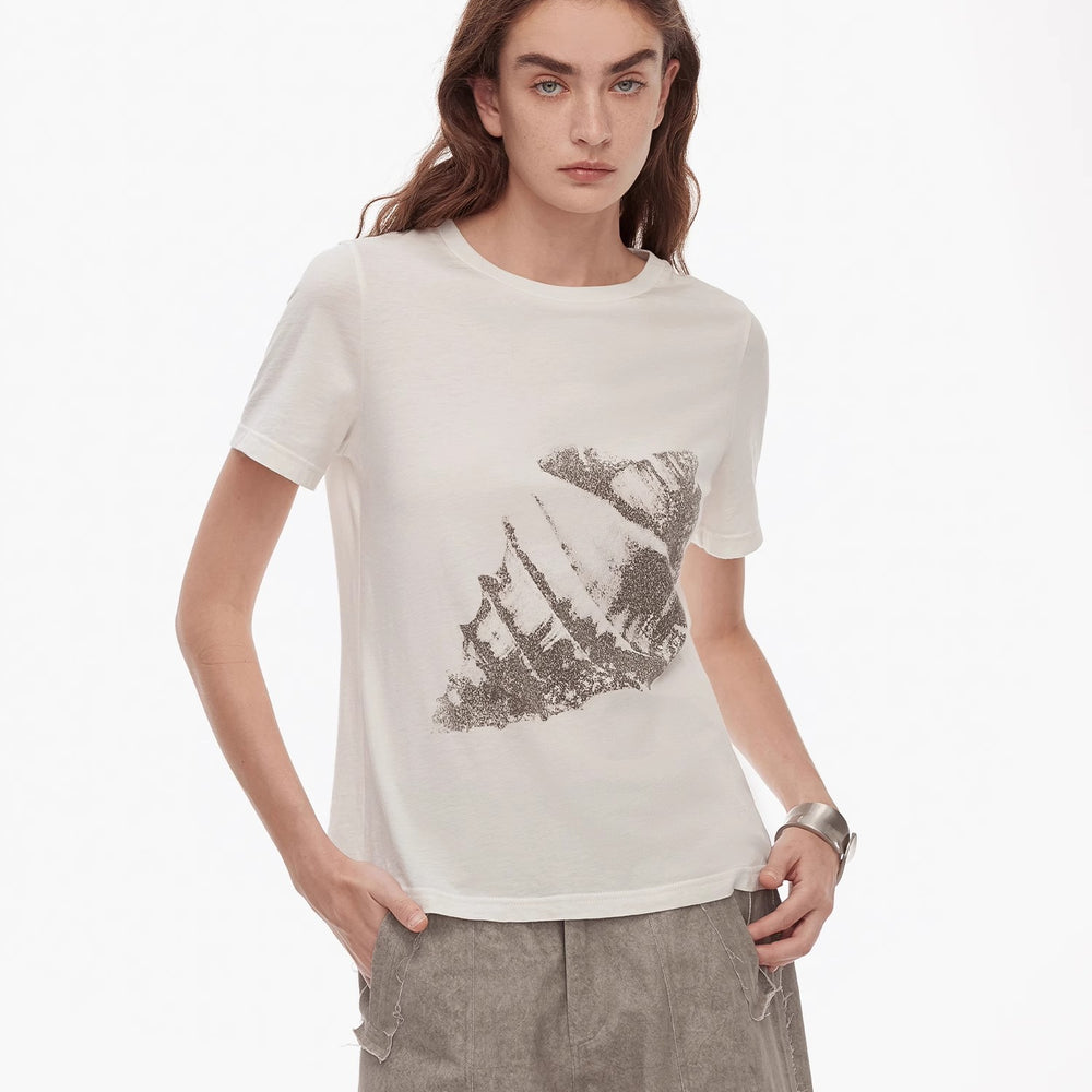 Fashionable and slim fit, all-season original printed, tailored hourglass-style, round neck, short waist T-shirt