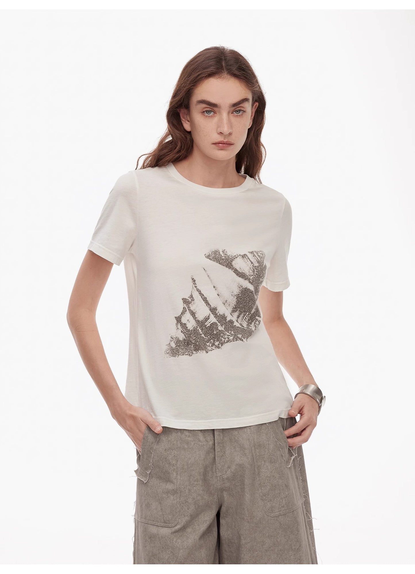 Fashionable and slim fit, all-season original printed, tailored hourglass-style, round neck, short waist T-shirt