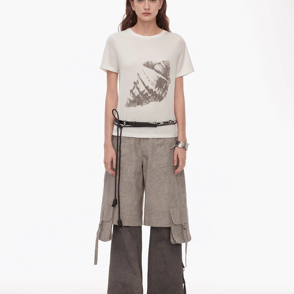 Fashionable and slim fit, all-season original printed, tailored hourglass-style, round neck, short waist T-shirt