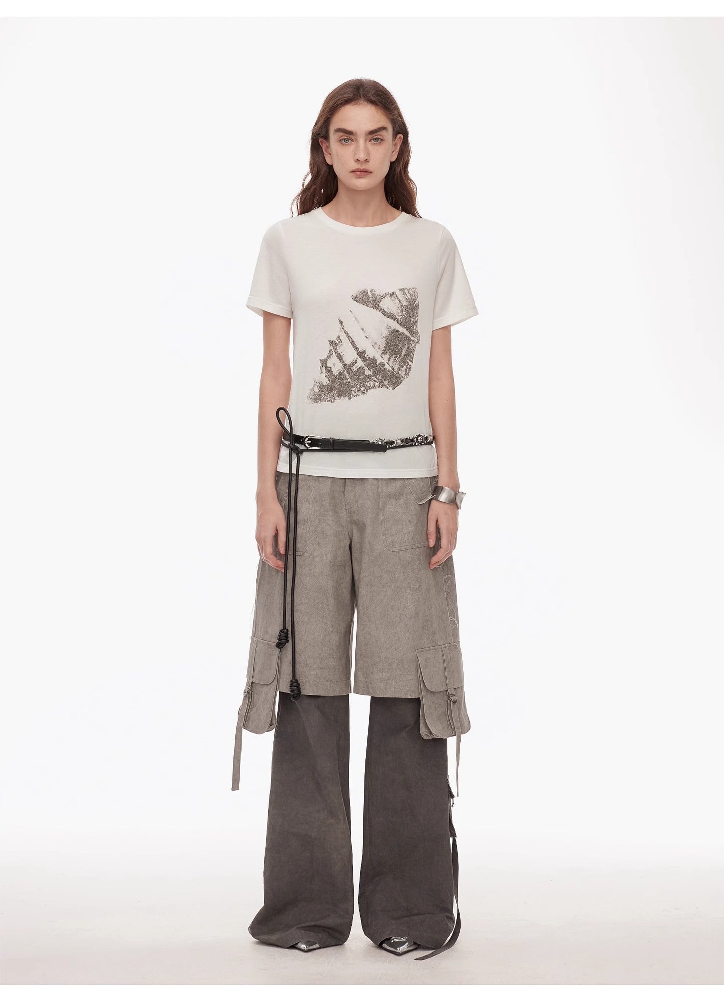 Fashionable and slim fit, all-season original printed, tailored hourglass-style, round neck, short waist T-shirt