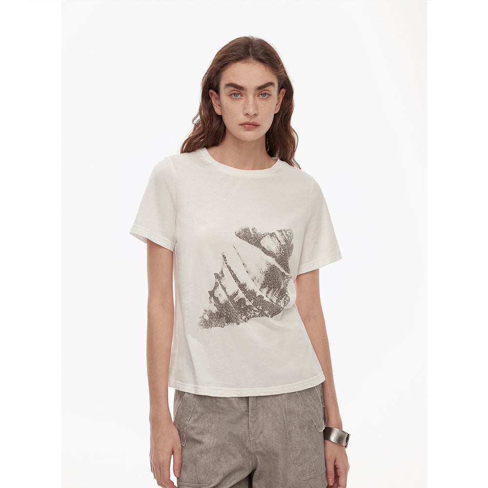 
                  
                    Fashionable and slim fit, all-season original printed, tailored hourglass-style, round neck, short waist T-shirt
                  
                