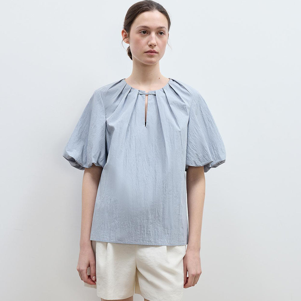 
                  
                    "Iceland Diary" neckline pleated design round neck tie puff sleeve short sleeve shirt for women
                  
                