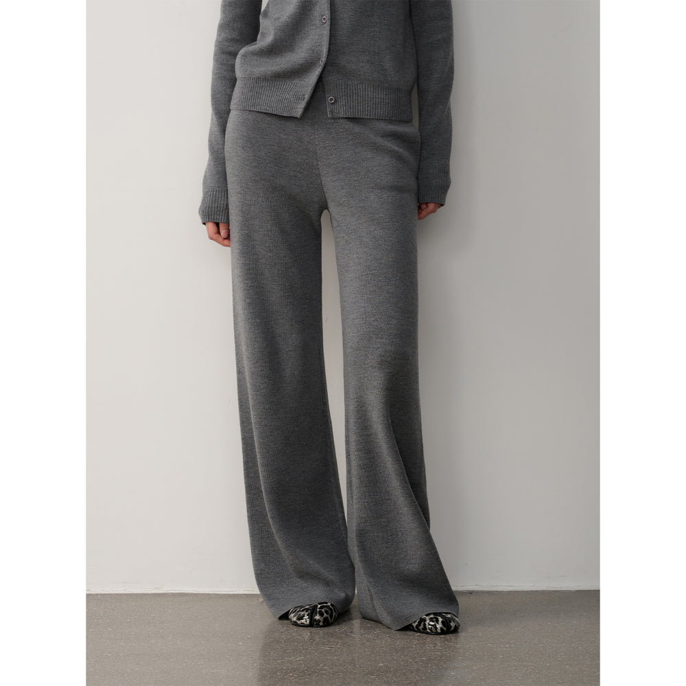 
                  
                    "Lazy urban" Yangtze Merino wool polo-neck cardigan straight-leg knitted pants suit
                  
                