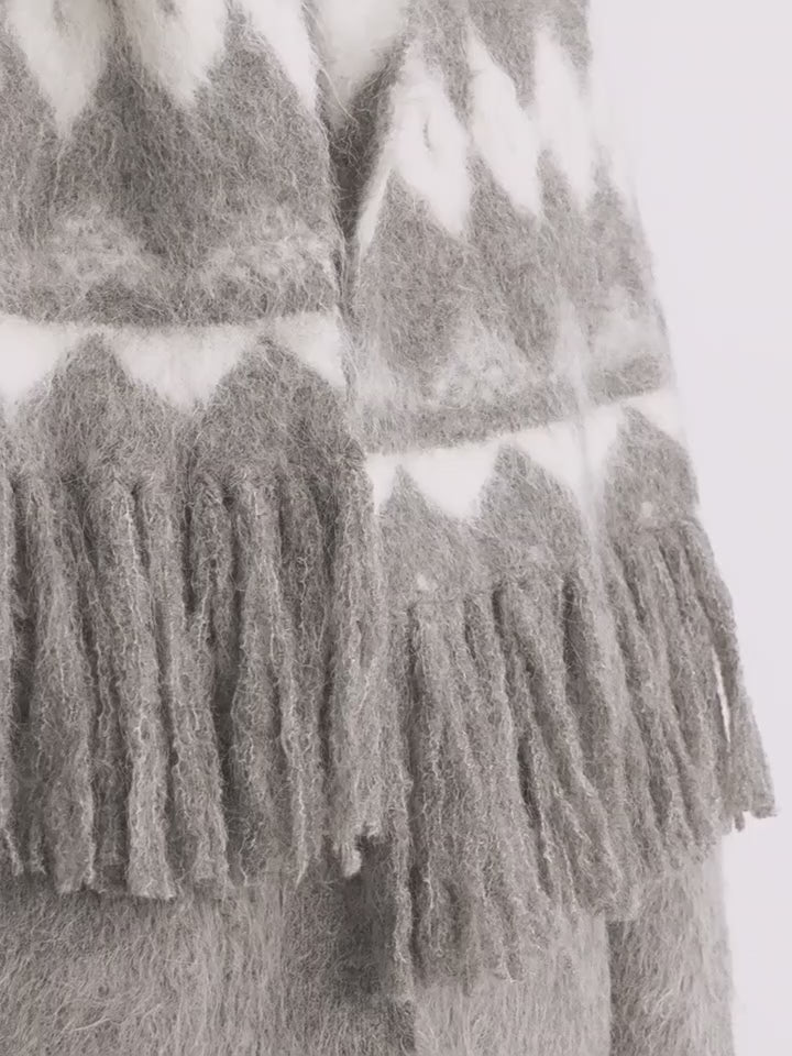 
                  
                    Video in der Galerie ansehen und abspielen, Nepal alpaca wool color clashing jacquard tassel scarf women winter warm shawl 190*27
                  
                