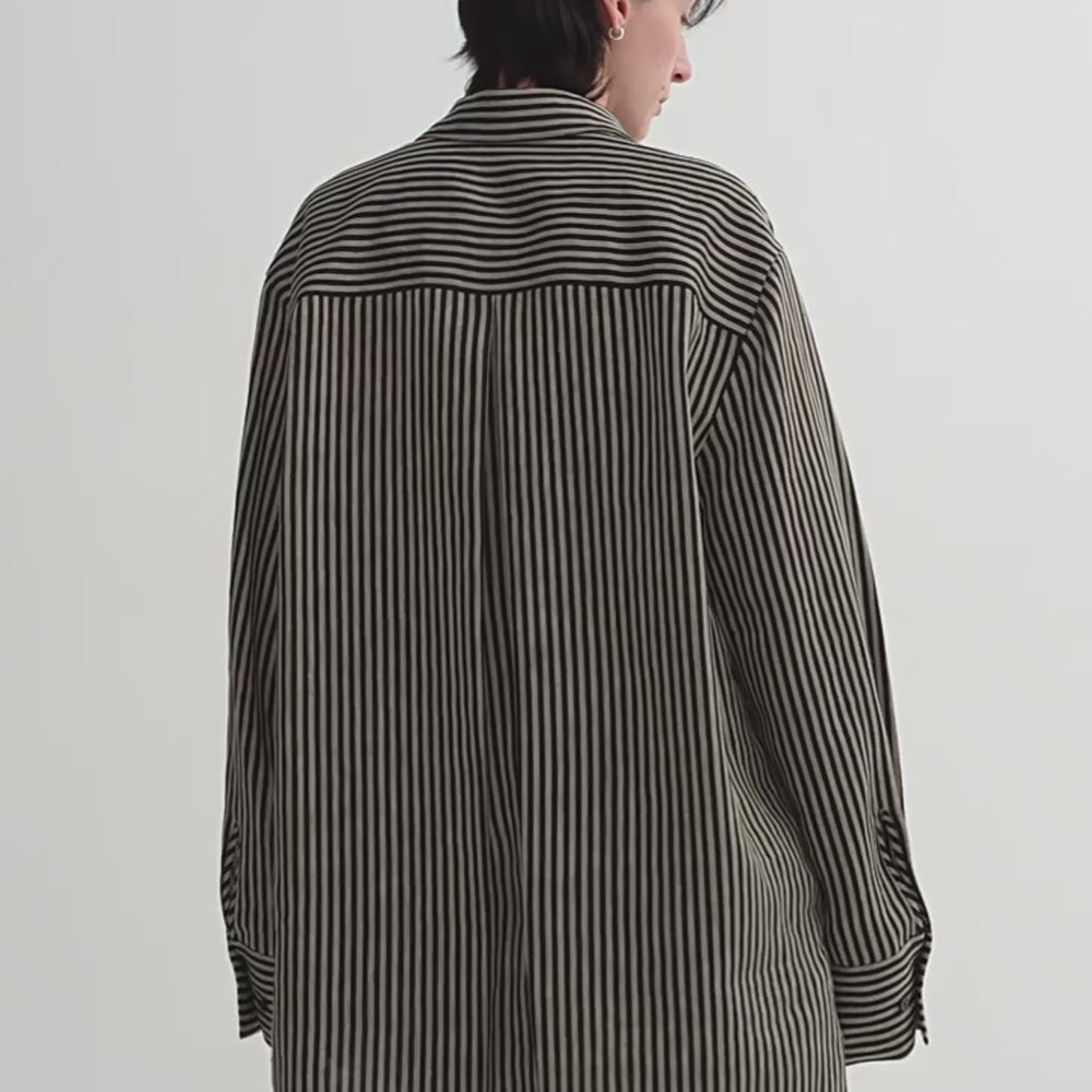 
                  
                    Charger et lire la vidéo dans la visionneuse de la galerie, 100% linen classic silhouette pinstripe lapel wide breathable long sleeve spring and summer shirt for women
                  
                