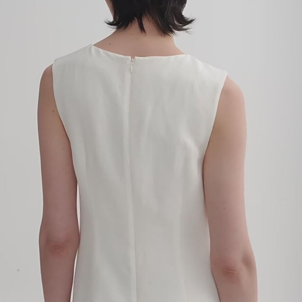 
                  
                    Charger et lire la vidéo dans la visionneuse de la galerie, Mulberry silk sleeveless round neck oblique pleated A-line white dress
                  
                