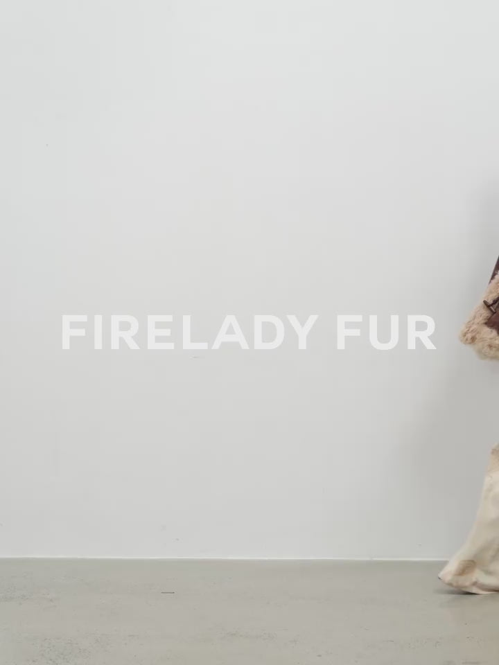 
                  
                    Video in der Galerie ansehen und abspielen, &amp;quot;Modern Weekend&amp;quot; Drop Shoulder Hooded Merino Wool Sheepskin Fur Coat Winter
                  
                